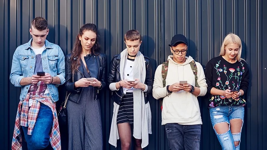Brands effectively targeting younger consumers have seen a 17% year-over-year sales increase, a strong contrast to the 4% decline experienced by brands primarily focused on older shoppers.